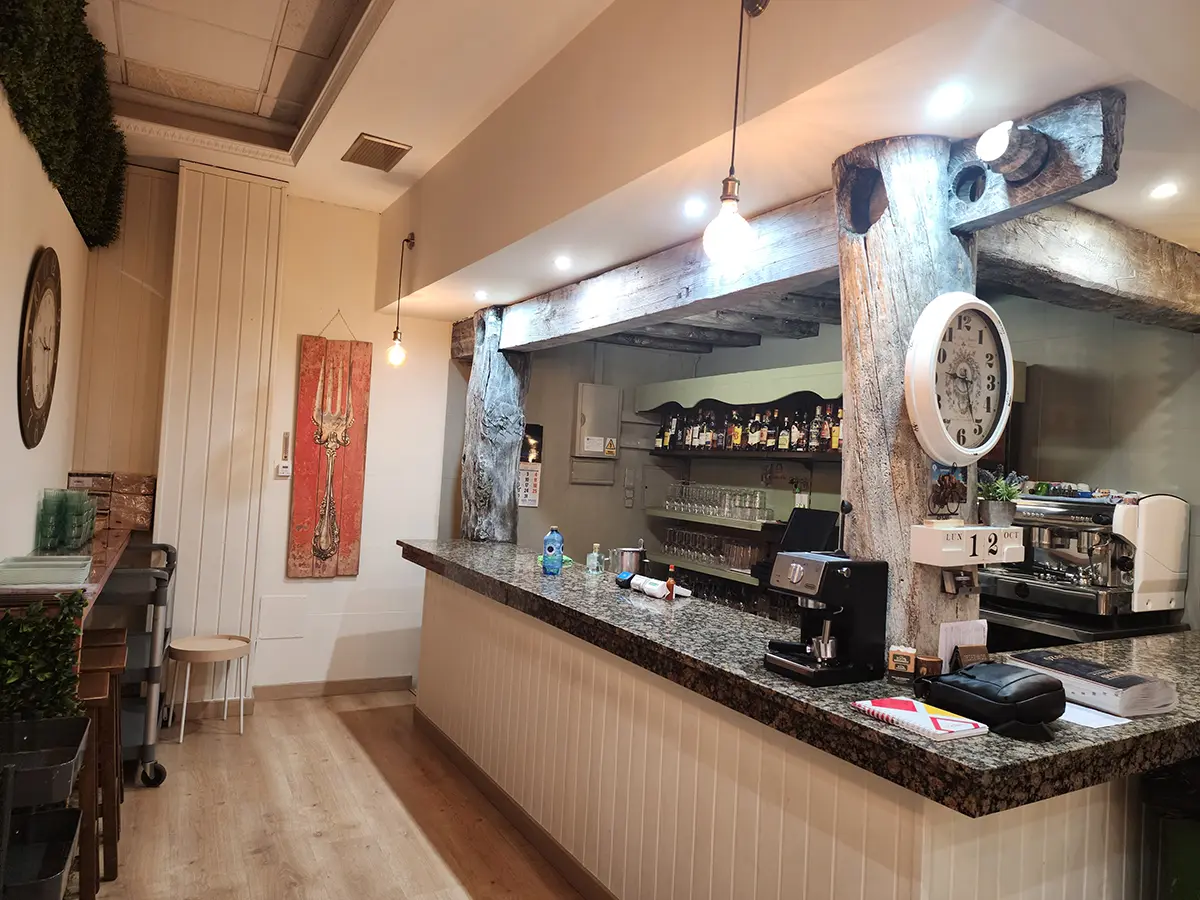 Barra rústica de madera en Restaurante Cambados